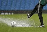 یک نیمه زمین فوتبال زیر باران و نیمه دیگر زیر آفتاب!