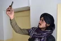 عضو طالبان موبایل هوشمند خود را شکست