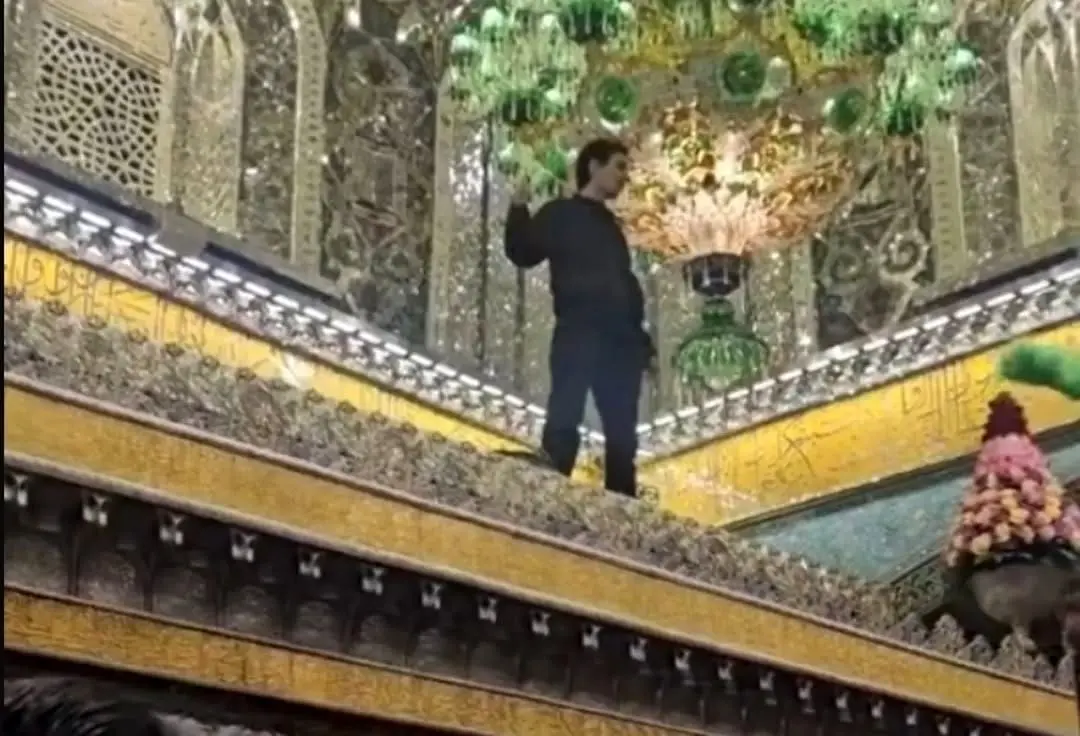 ببینید؛ یک زائر در اقدامی عجیب از ضریح حرم امام رضا(ع) بالا رفت
