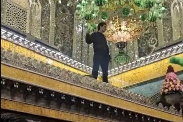 ببینید؛ یک زائر در اقدامی عجیب از ضریح حرم امام رضا(ع) بالا رفت