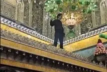 ببینید؛ یک زائر در اقدامی عجیب از ضریح حرم امام رضا(ع) بالا رفت
