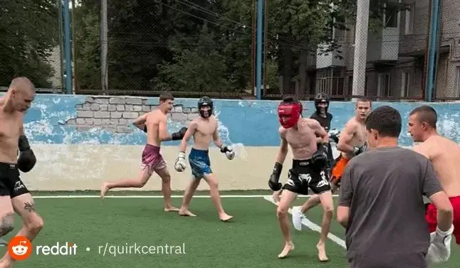ببینید؛ ورزشی عجیب که فوتبال و مبارزه را با هم ترکیب می‌کند