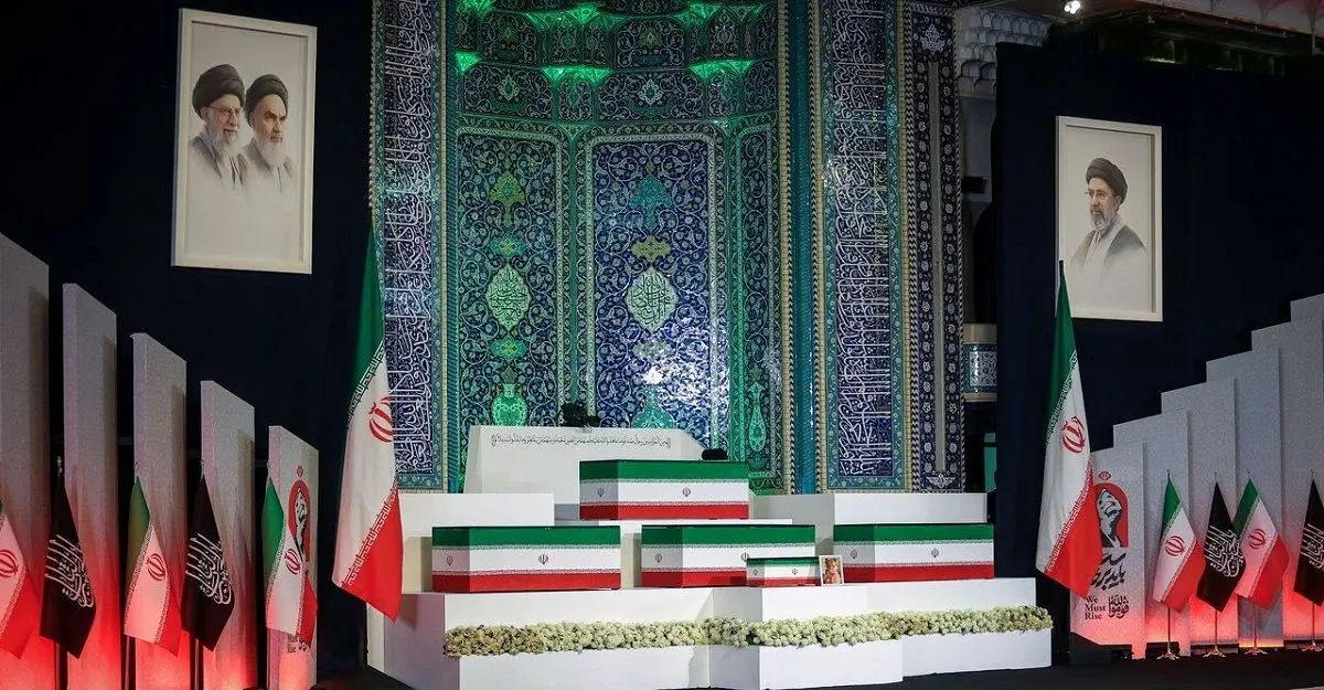 اقامه نماز بر پیکر شهیده زهرا محمدی گلپایگانی نوه ۱۴ ماهه رهبر شهید