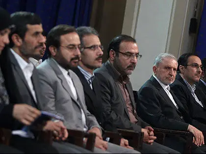عکس> نگاه معنی‌دار جاسبی به احمدی‌نژاد