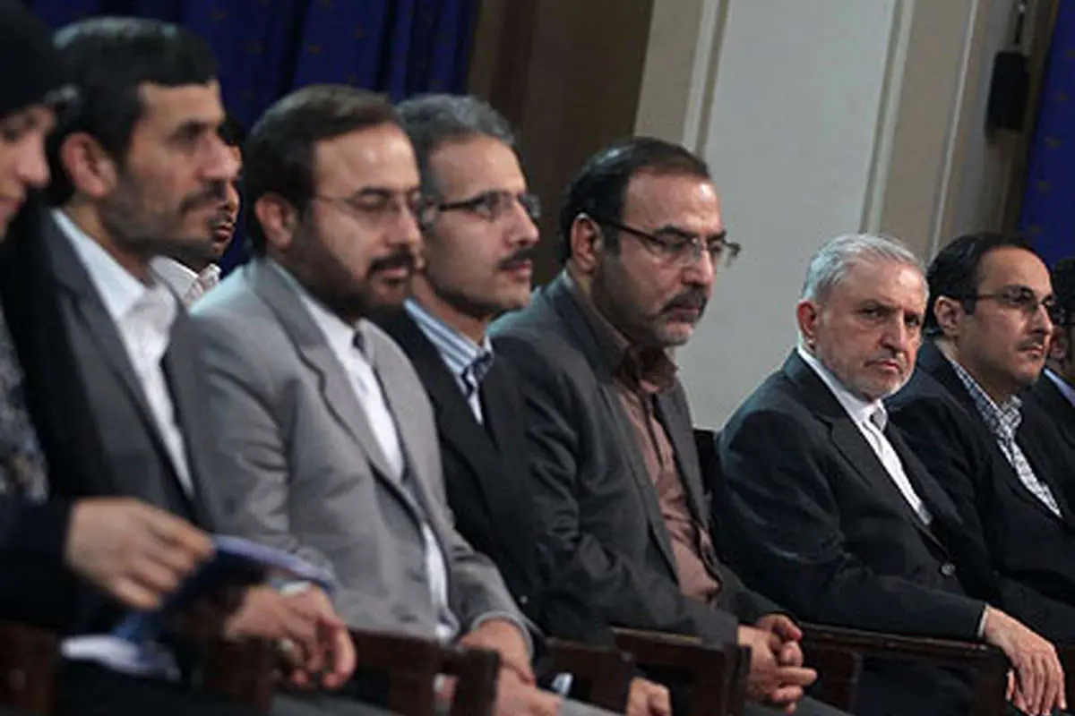 عکس> نگاه معنیدار جاسبی به احمدینژاد