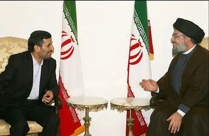 عکس> یک قبضه سلاح، هدیه  احمدی‌نژاد
