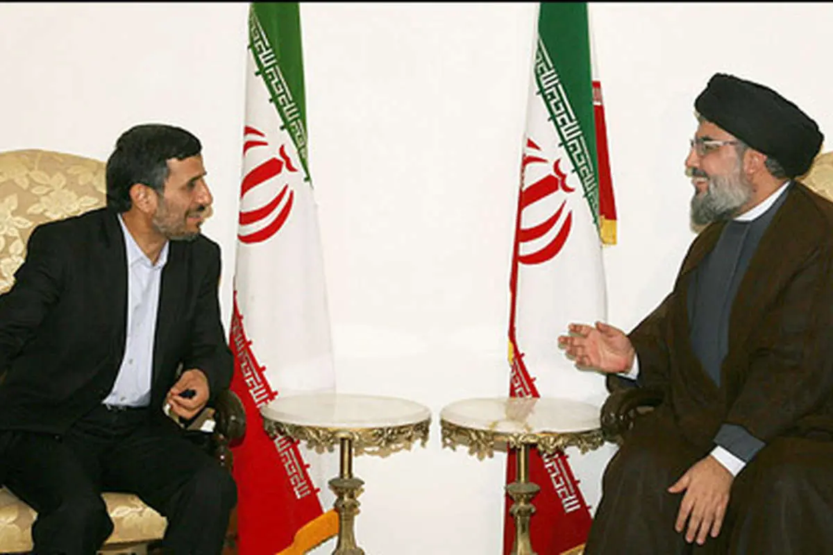 عکس> یک قبضه سلاح، هدیه  احمدی‌نژاد