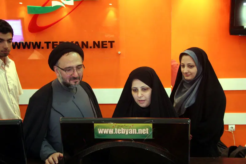 عکس> ابطحی در نمایشگاه رسانه‌های دیجیتال