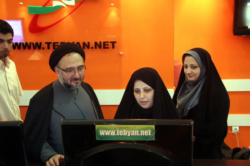 عکس> ابطحی در نمایشگاه رسانه‌های دیجیتال
