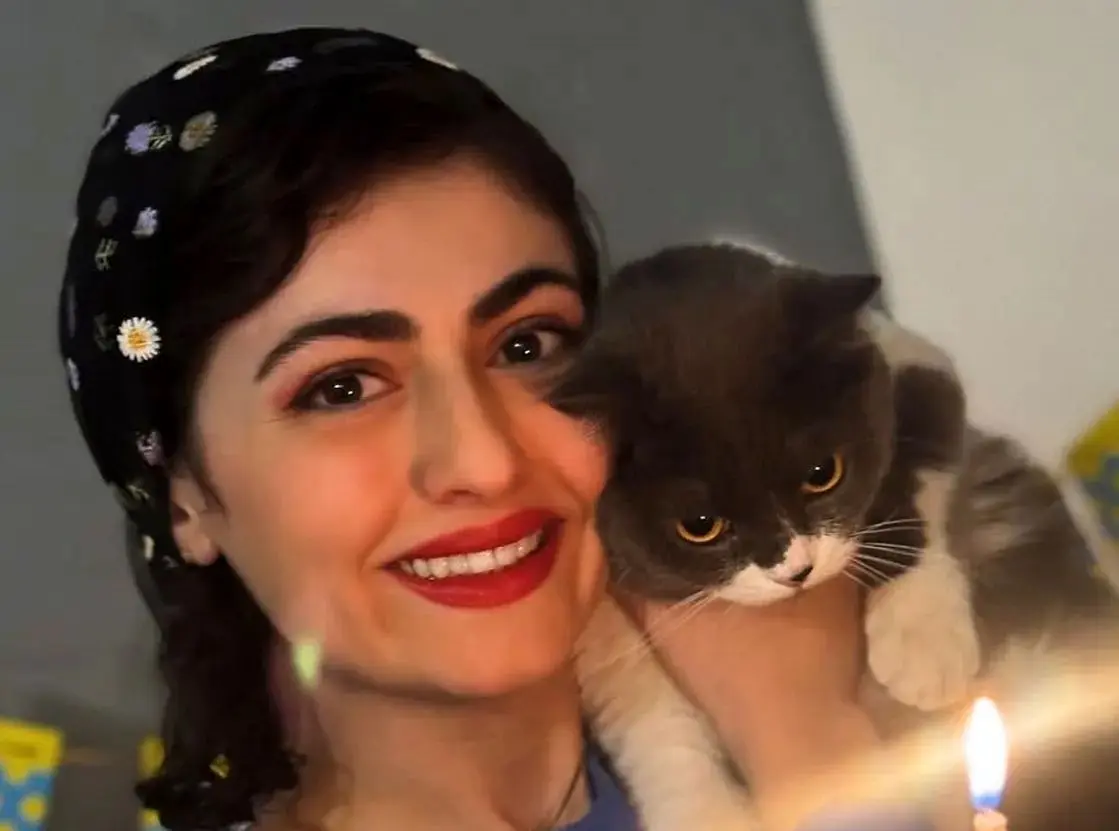 چهرۀ «انیس» سریال سوجان با چادرنماز در مسجد نصیرالملک شیراز