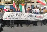 ویدیو: شعار «هی مکرون حیا کن، دانش‌آموز رو رها کن» مقابل سفارت فرانسه