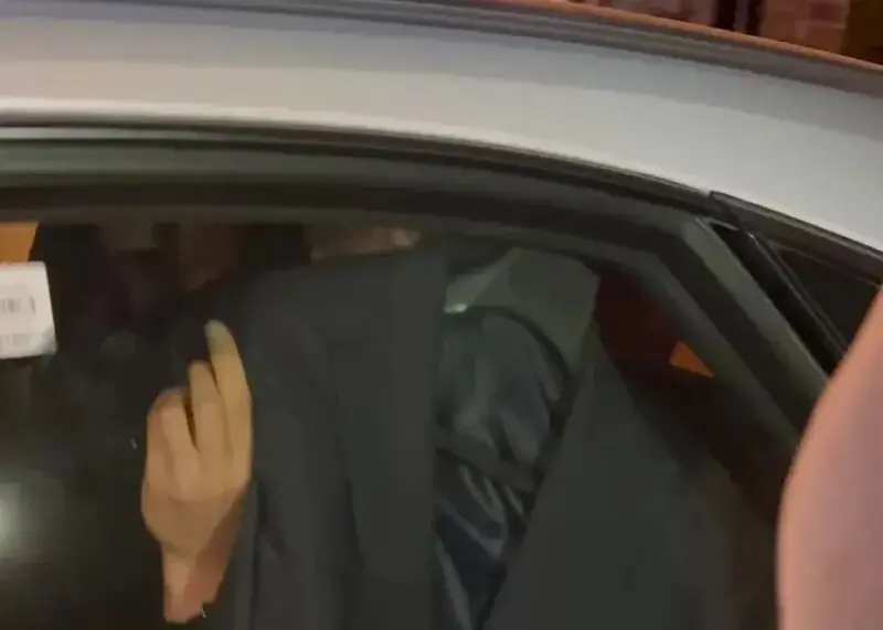 فرار عجیب خلیفه از باشگاه استقلال با پنهان شدن پشت کُت