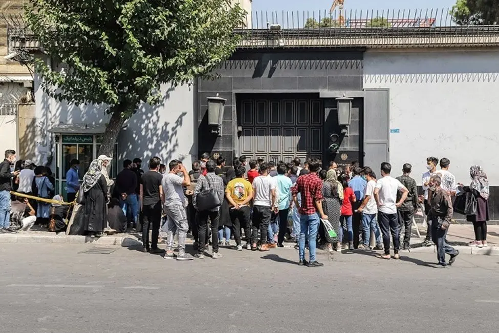 ببینید؛ اعتراض به صادر نشدن ویزاها مقابل سفارت آلمان در تهران
