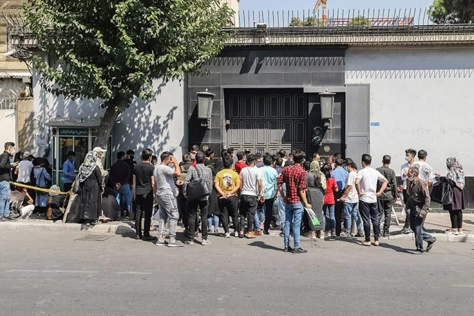 ببینید؛ اعتراض به صادر نشدن ویزاها مقابل سفارت آلمان در تهران