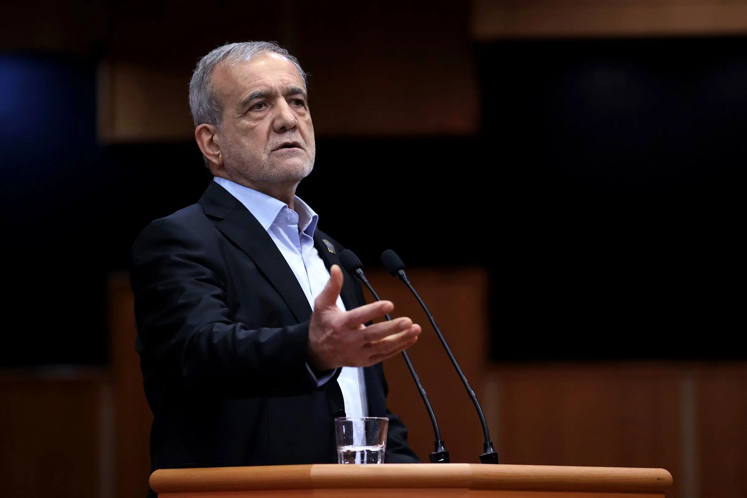 روایت پزشکیان از گفتگو با رهبر انقلاب درباره فیلترینگ: در مساجد حزب‌اللهی جوانان از فیلترشکن استفاده می‌کنند