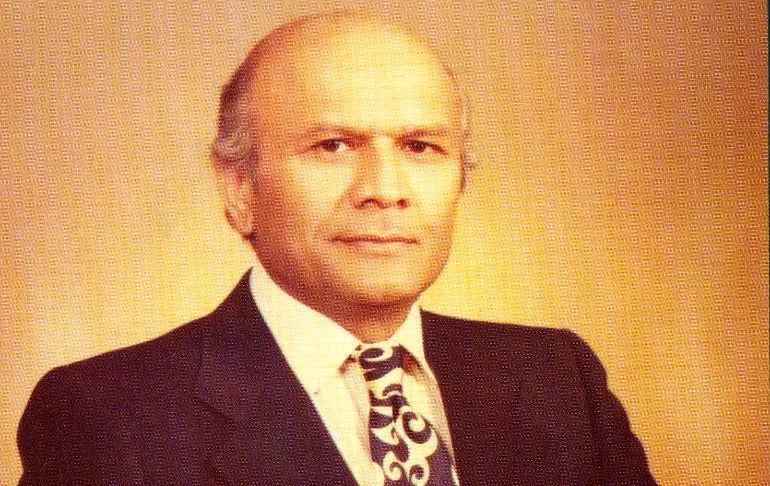 غلامحسین یوسفی که بود؟/استاد بی‌تکرار نثر فارسی