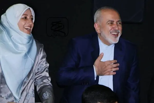 حضور ظریف و همسرش در نمایش «آرش» 