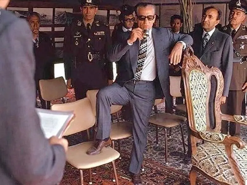 شاه گفت به انگلیسی‌ها بگو که جرائد ما، پدر شما را در می‌آورند
