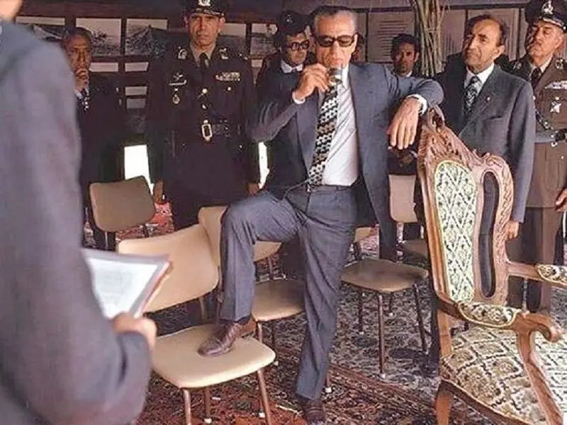 شاه گفت به انگلیسی‌ها بگو که جرائد ما، پدر شما را در می‌آورند