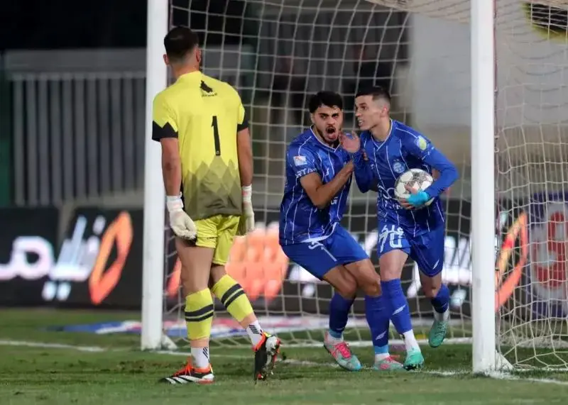 ببینید؛ بوسه جنجالی آسانی بعد از گلزنی مقابل پادیاب و کارت زرد