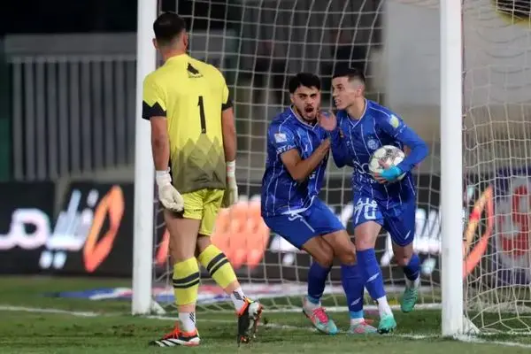 ببینید؛ بوسه جنجالی آسانی بعد از گلزنی مقابل پادیاب و کارت زرد