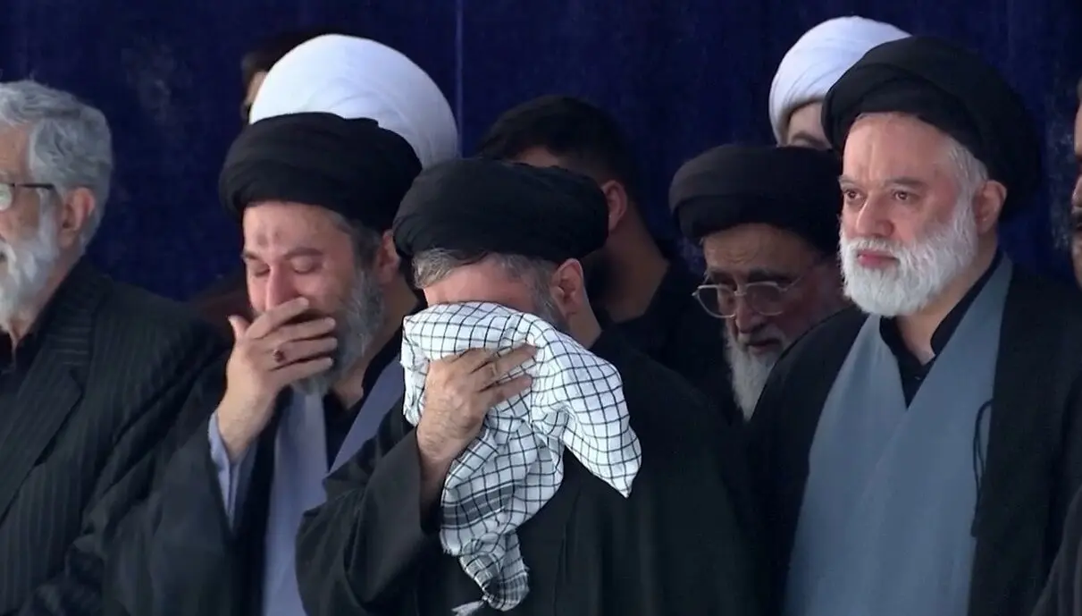 گزارش خبرگزاری فرانسه از حضور سه فرزند رهبر ایران در کنار پیکر پدر