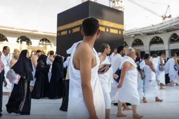 زائر عمره در کعبه دچار حالت جنون شد