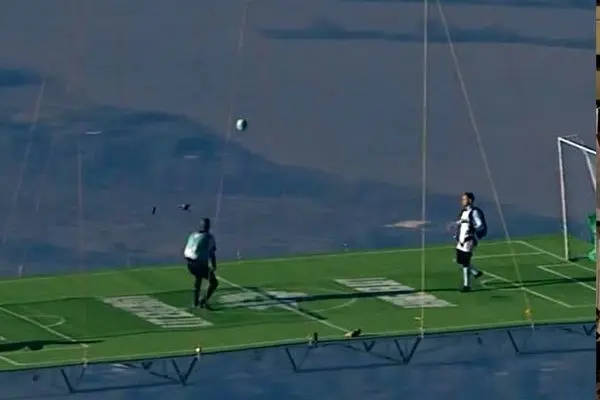 اولین مسابقه فوتبال زیر بالن و در ارتفاع ۱۸۰۰ متری!