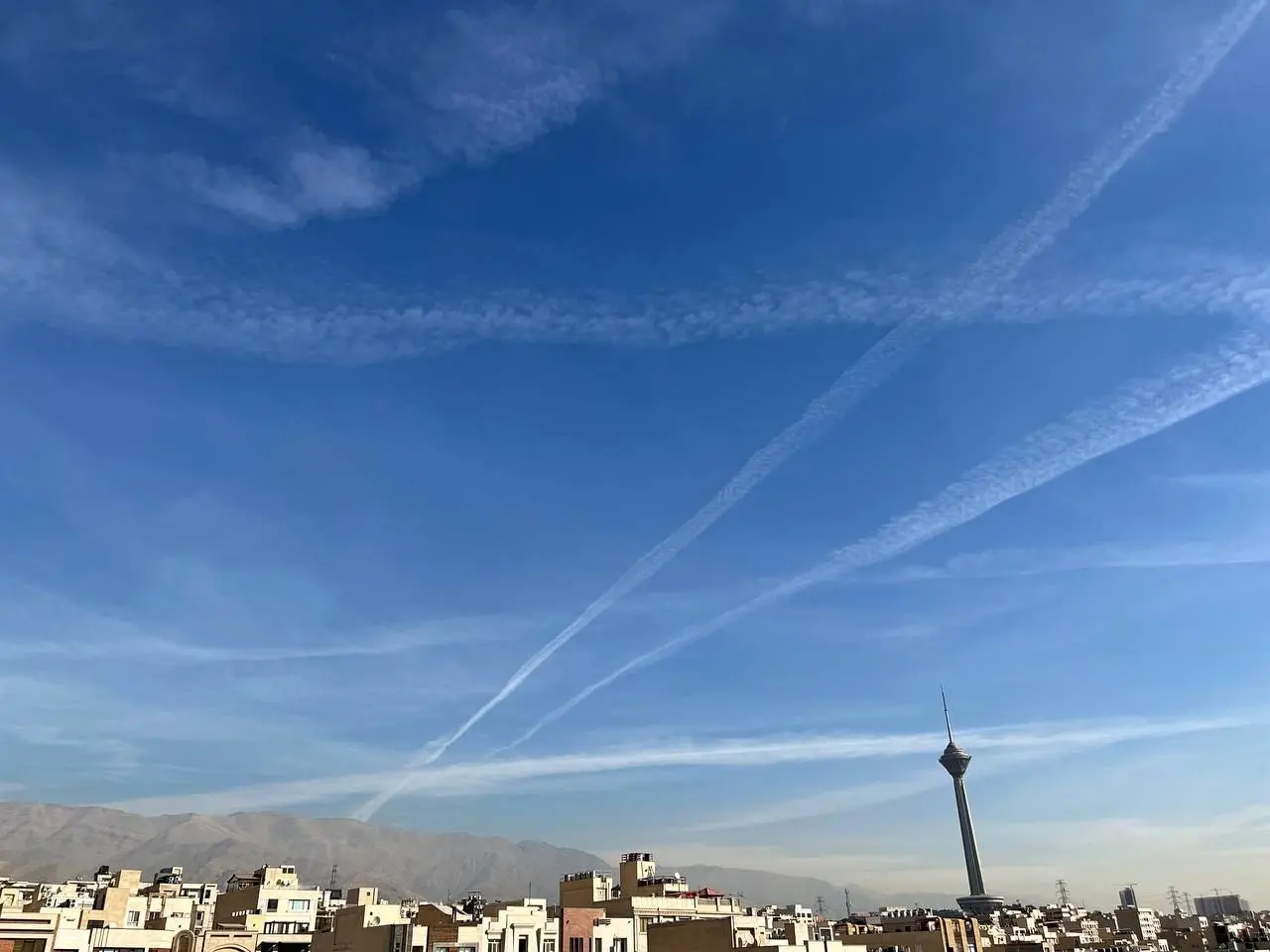 ماجرای خطوط دود عجیب در آسمان تهران چیست؟
