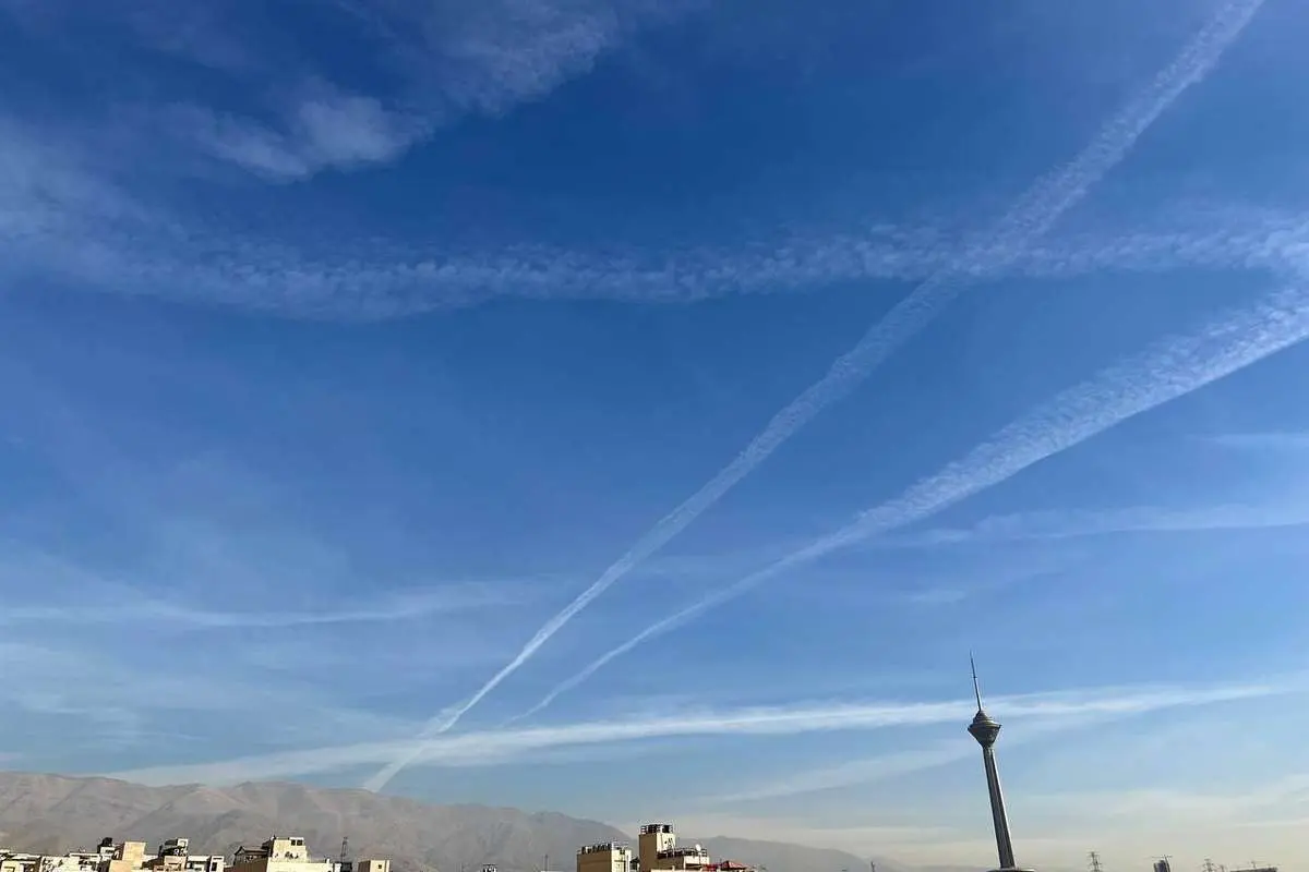 ماجرای خطوط دود عجیب در آسمان تهران چیست؟
