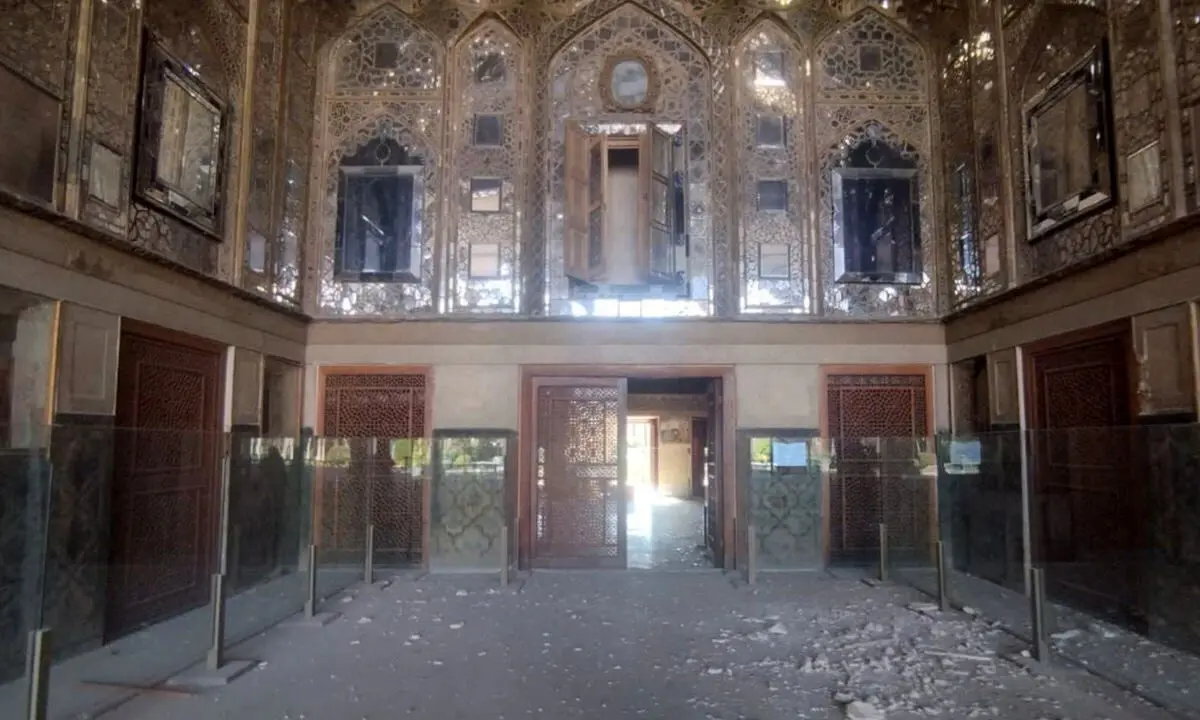 ریزش تزئینات چهلستون اصفهان ادامه دارد