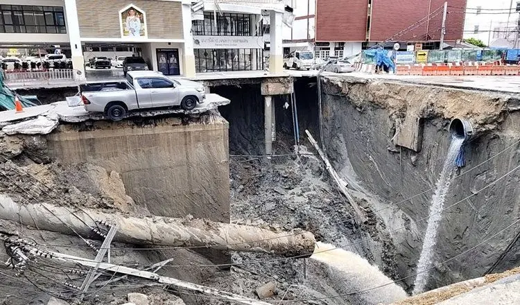 ببینید؛ ریزش هولناک زمین در مقابل بیمارستان