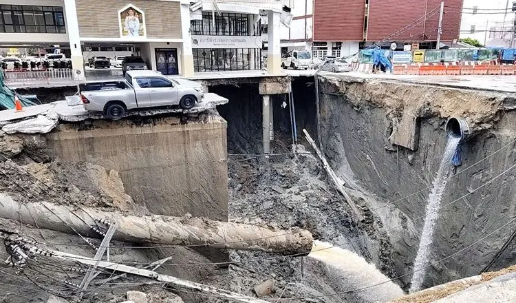 ببینید؛ ریزش هولناک زمین در مقابل بیمارستان