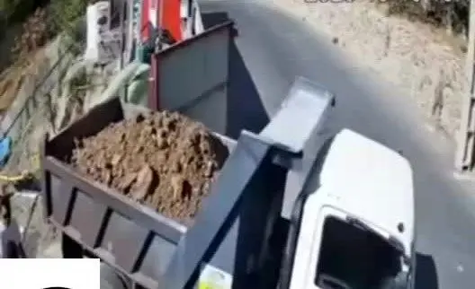 لحظه سقوط وحشتناک کامیون هنگام تخلیه شن در تهران