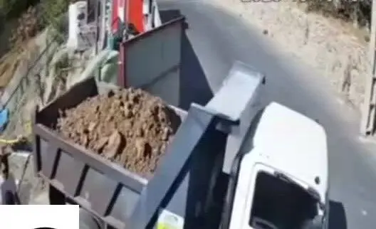 لحظه سقوط وحشتناک کامیون هنگام تخلیه شن در تهران