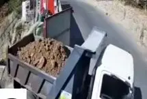 لحظه سقوط وحشتناک کامیون هنگام تخلیه شن در تهران