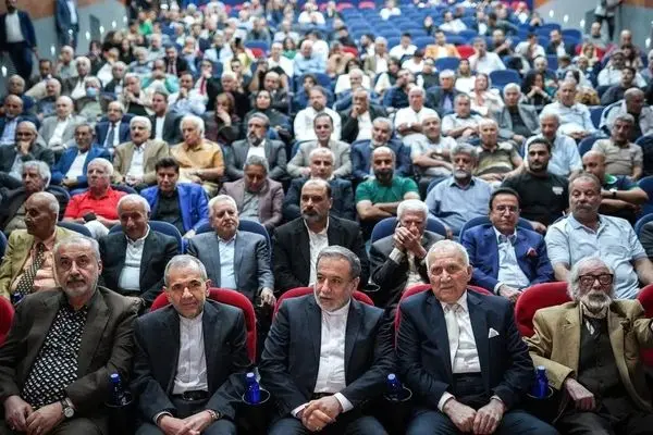 انتقاد مجری شبکه خبر و حمید درخشان از پخش آهنگ «باز منو کاشتی رفتی» 