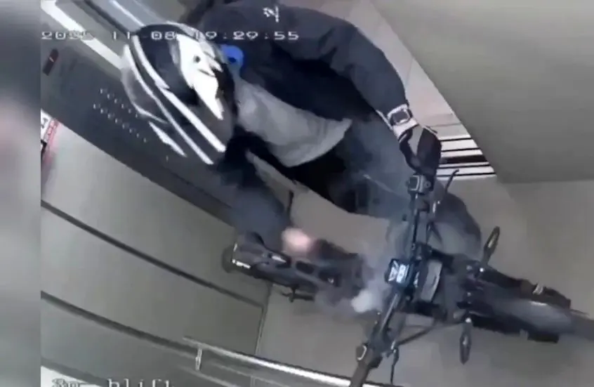  دوچرخه برقی نزدیک بود جان یک ورزشکار را بگیرد