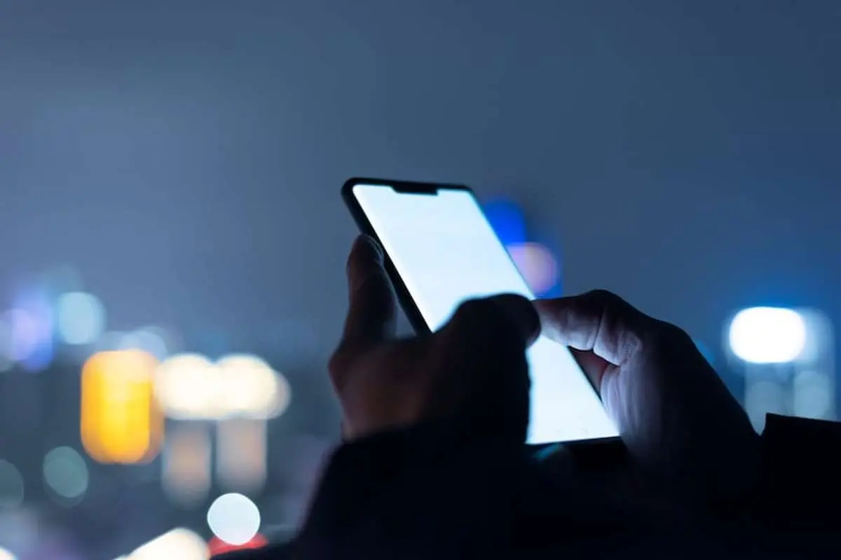 ۳ ویتامین برای محافظت شبکیه چشم از نور گوشی