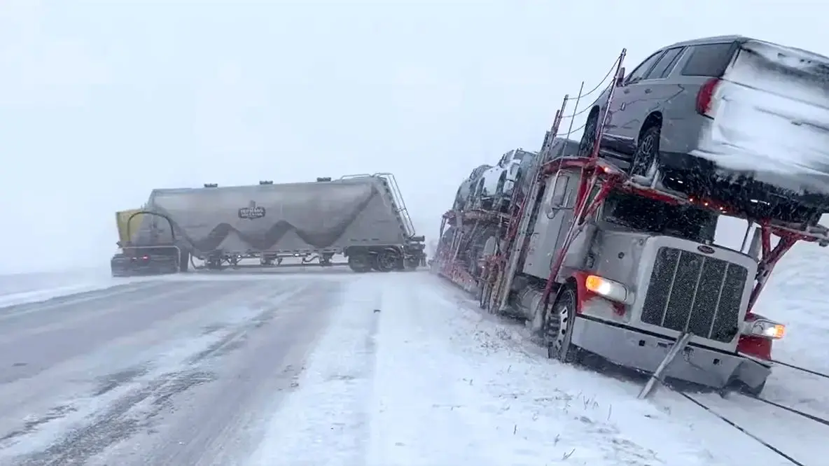 گیر کردن کامیون‌ها در برف و بوران شدید آمریکا
