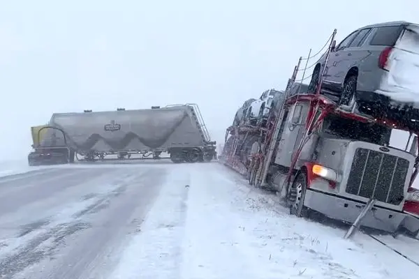 گیر کردن کامیون‌ها در برف و بوران شدید آمریکا