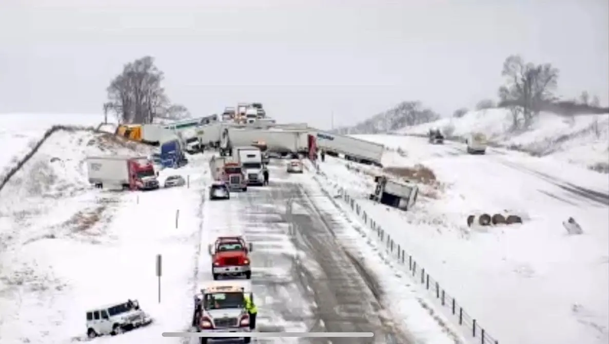 لحظات نفس‌گیر لیز خوردن کامیون‌ها و خودروها در جاده یخ‌زده