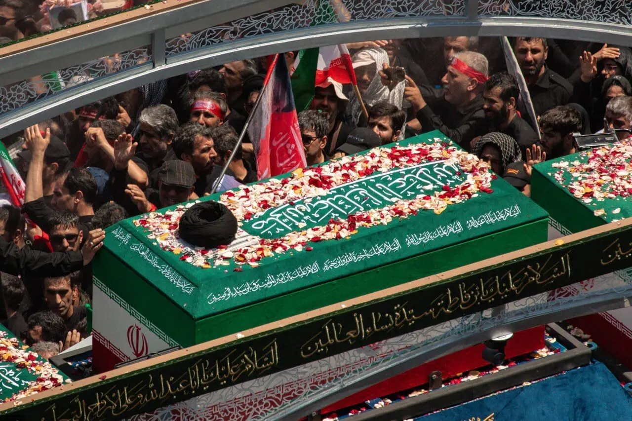خودروی حمل پیکر رهبر شهید در مسیر پیاده‌روی اربعین