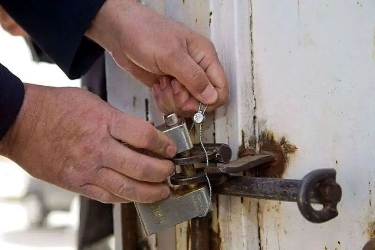 پلمب ۱۹ سوییت منافی عفت در اهواز/ دستگیری ۱۴ مرد و ۶ زن