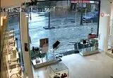 لحظه خرد شدن شیشه‌های عینک‌فروشی