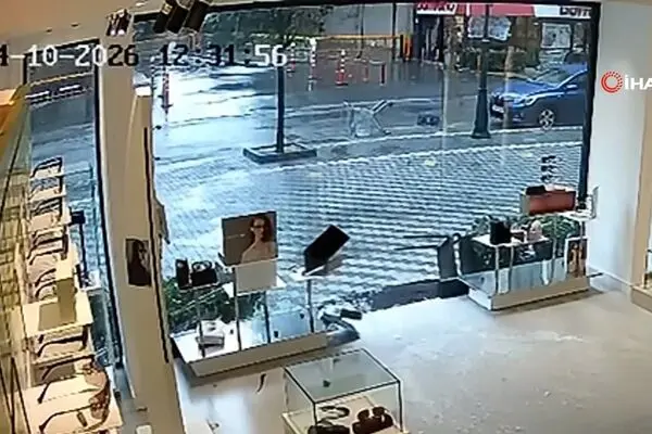 لحظه خرد شدن شیشه‌های عینک‌فروشی