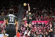 عذرخواهی از توپ جمع‌کن به سبک والیبالیست ژاپنی