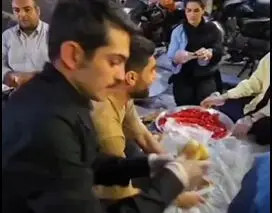 ارسلان قاسمی و پخش ساندویچ در مراسم عید غدیر