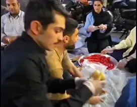 ارسلان قاسمی و پخش ساندویچ در مراسم عید غدیر