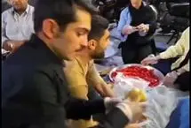 ارسلان قاسمی و پخش ساندویچ در مراسم عید غدیر